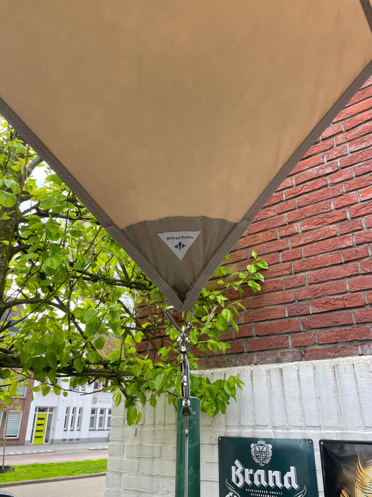 Cafe-tramhalt-weert-manta-roofs-horeca-terrasoverkapping-zeildoek-schaduwdoek-vergunningsvrij-001 - Manta Roofs