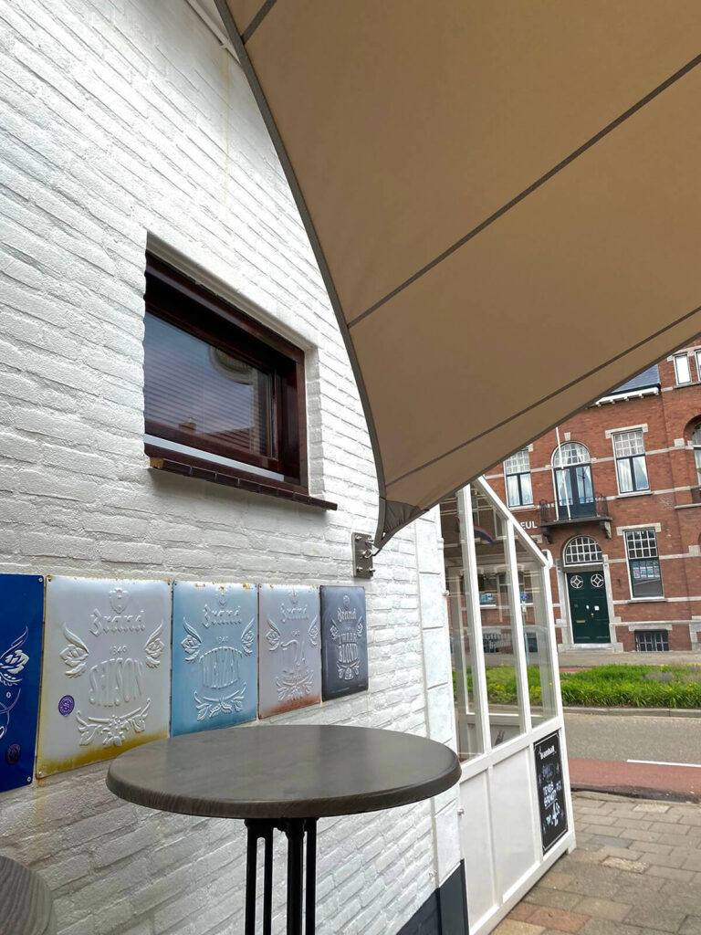 Cafe-tramhalt-weert-manta-roofs-horeca-terrasoverkapping-zeildoek-schaduwdoek-vergunningsvrij-002 - Manta Roofs