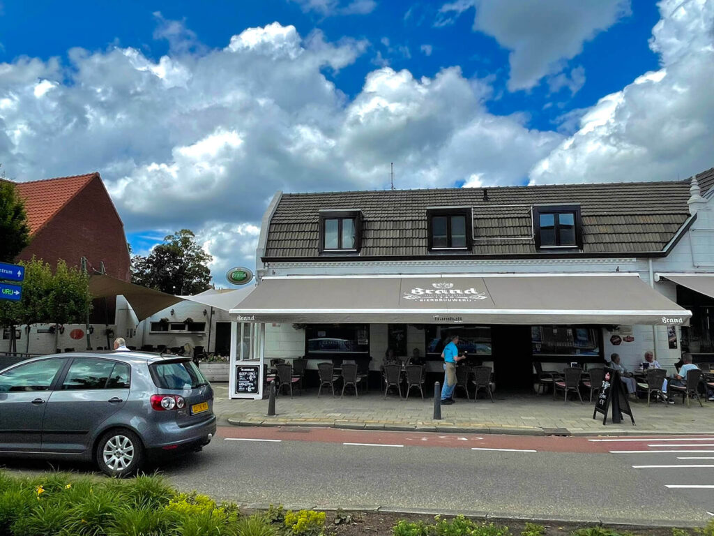 Cafe-tramhalt-weert-manta-roofs-horeca-terrasoverkapping-zeildoek-schaduwdoek-vergunningsvrij-003 - Manta Roofs