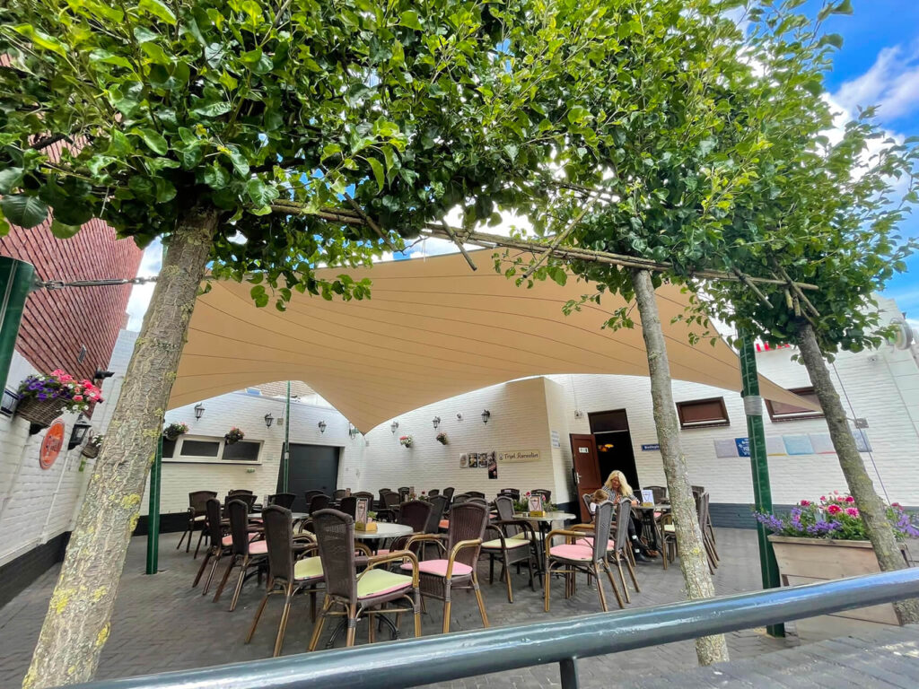 Cafe-tramhalt-weert-manta-roofs-horeca-terrasoverkapping-zeildoek-schaduwdoek-vergunningsvrij-004 - Manta Roofs