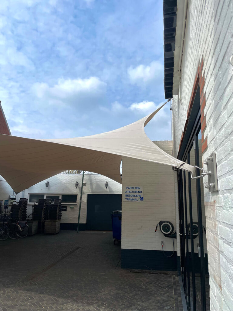 Cafe-tramhalt-weert-manta-roofs-horeca-terrasoverkapping-zeildoek-schaduwdoek-vergunningsvrij-005 - Manta Roofs