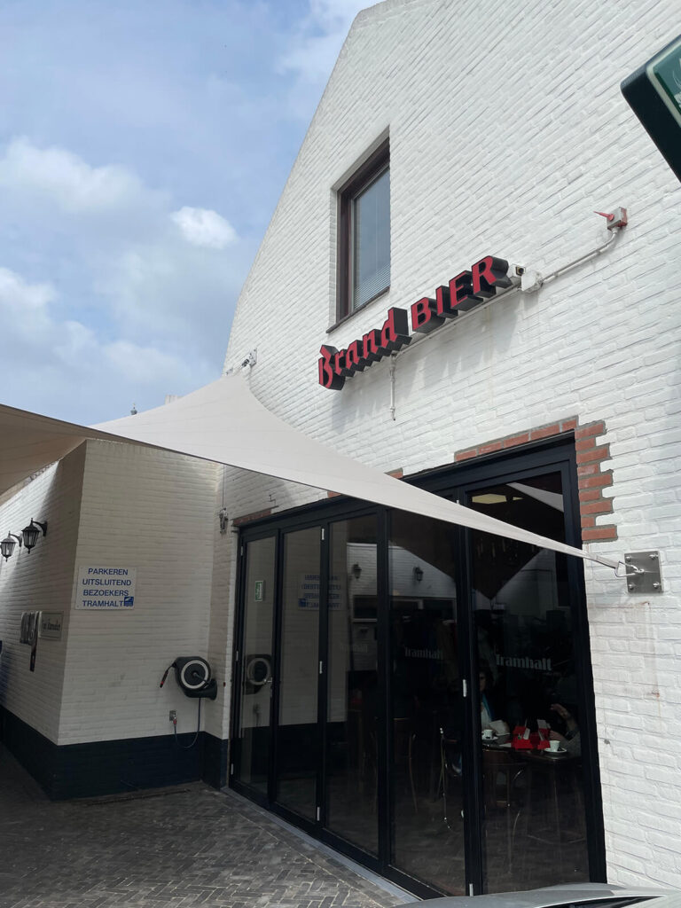 Cafe-tramhalt-weert-manta-roofs-horeca-terrasoverkapping-zeildoek-schaduwdoek-vergunningsvrij-006 - Manta Roofs