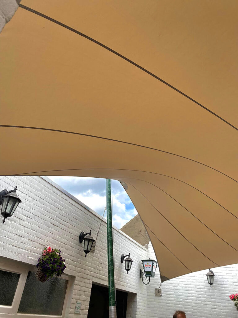 Cafe-tramhalt-weert-manta-roofs-horeca-terrasoverkapping-zeildoek-schaduwdoek-vergunningsvrij-007 - Manta Roofs