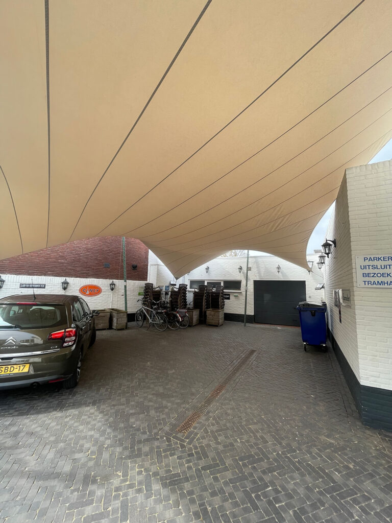 Cafe-tramhalt-weert-manta-roofs-horeca-terrasoverkapping-zeildoek-schaduwdoek-vergunningsvrij-009 - Manta Roofs