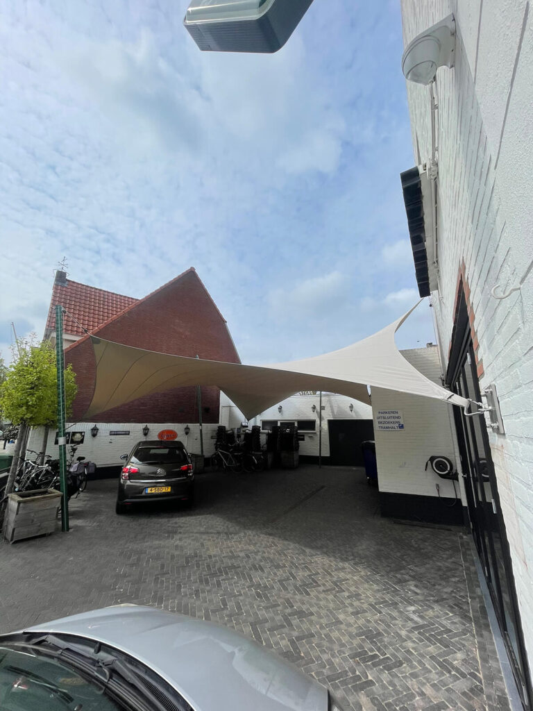 Cafe-tramhalt-weert-manta-roofs-horeca-terrasoverkapping-zeildoek-schaduwdoek-vergunningsvrij-010 - Manta Roofs