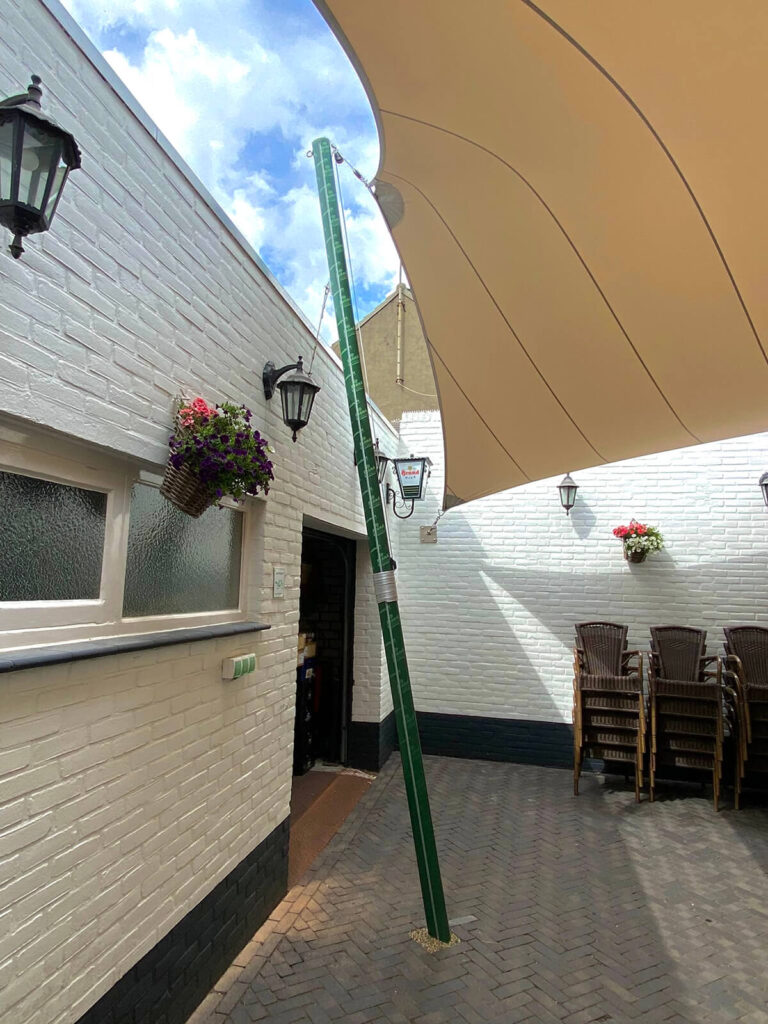 Cafe-tramhalt-weert-manta-roofs-horeca-terrasoverkapping-zeildoek-schaduwdoek-vergunningsvrij-012 - Manta Roofs