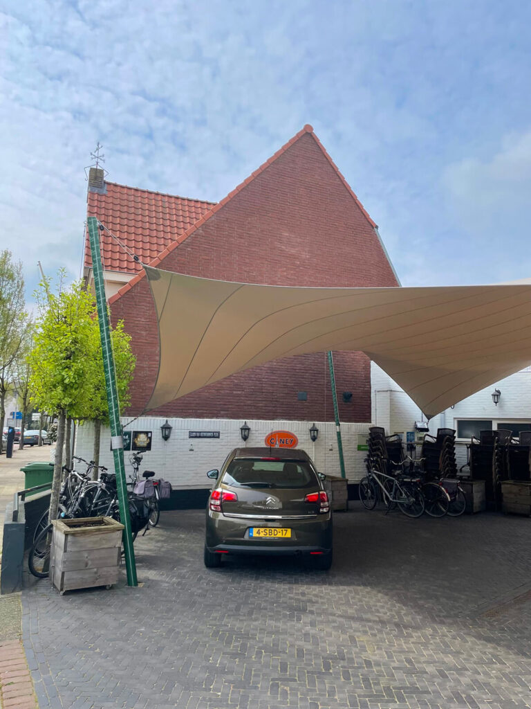 Cafe-tramhalt-weert-manta-roofs-horeca-terrasoverkapping-zeildoek-schaduwdoek-vergunningsvrij-015 - Manta Roofs
