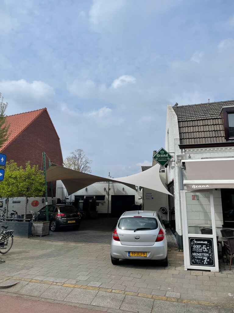 Cafe-tramhalt-weert-manta-roofs-horeca-terrasoverkapping-zeildoek-schaduwdoek-vergunningsvrij-016 - Manta Roofs