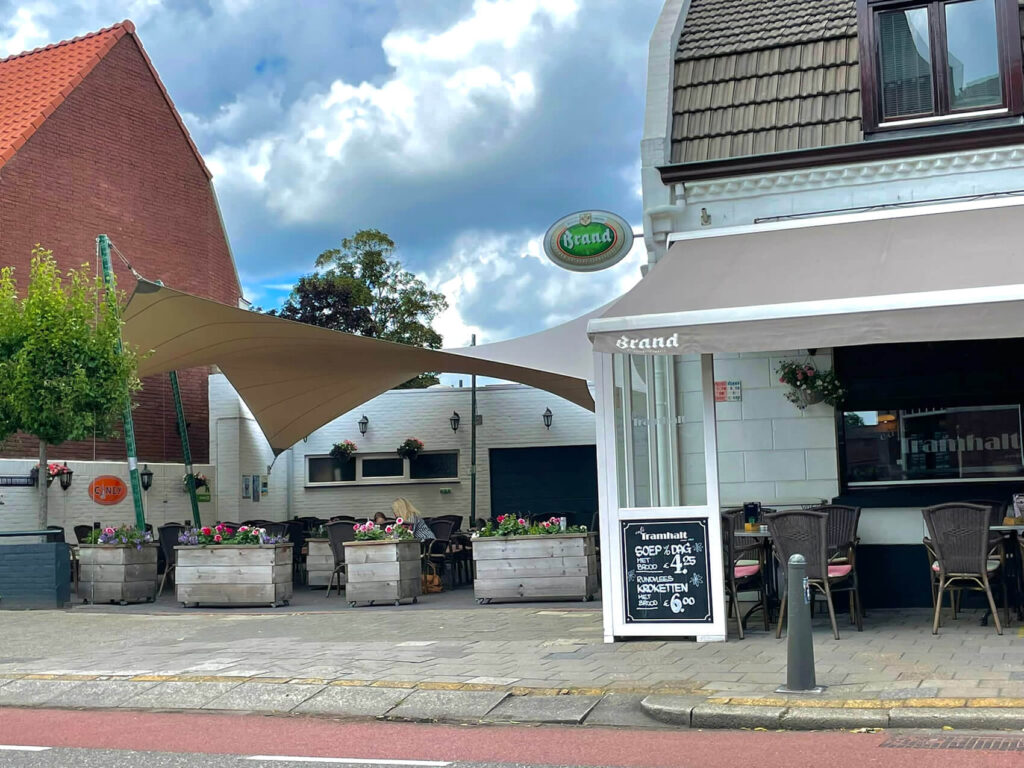 Cafe-tramhalt-weert-manta-roofs-horeca-terrasoverkapping-zeildoek-schaduwdoek-vergunningsvrij-018 - Manta Roofs