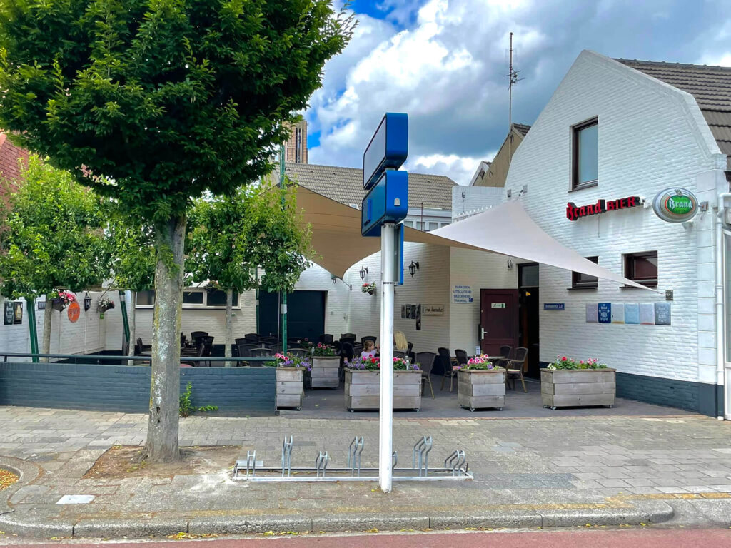 Cafe-tramhalt-weert-manta-roofs-horeca-terrasoverkapping-zeildoek-schaduwdoek-vergunningsvrij-019 - Manta Roofs