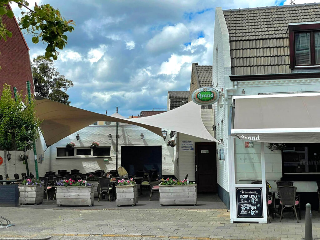 Cafe-tramhalt-weert-manta-roofs-horeca-terrasoverkapping-zeildoek-schaduwdoek-vergunningsvrij-020 - Manta Roofs