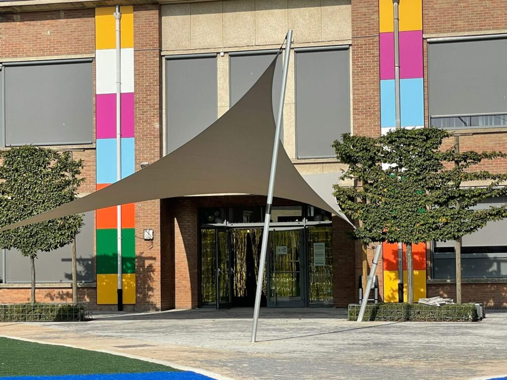 Maasmechelen -schaduwdoek-schoolplein-uv-bescherming-schaduw-kinderen-manta-roofs-SPEELPLAATS-MOZAIEK-01 - Manta Roofs