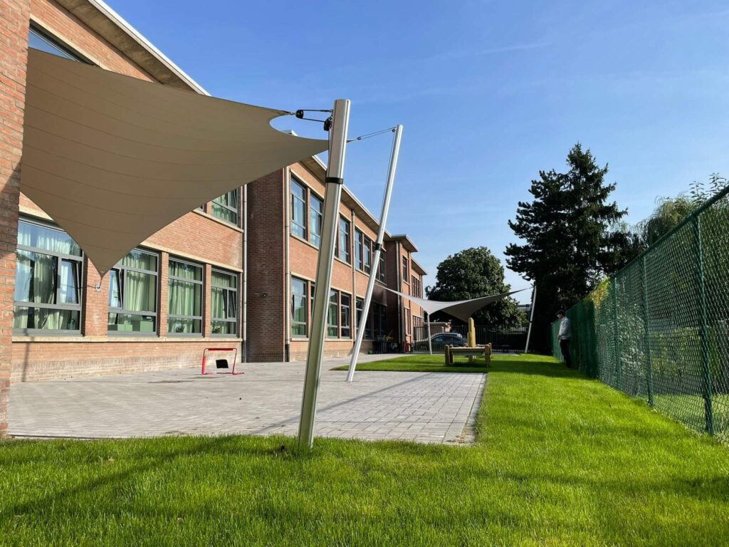 Maasmechelen -schaduwdoek-schoolplein-uv-bescherming-schaduw-kinderen-manta-roofs-SPEELPLAATS-MOZAIEK-02 - Manta Roofs