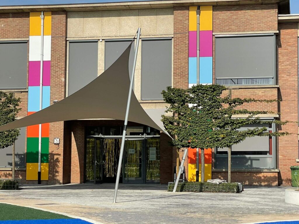 Maasmechelen -schaduwdoek-schoolplein-uv-bescherming-schaduw-kinderen-manta-roofs-SPEELPLAATS-MOZAIEK-03 - Manta Roofs
