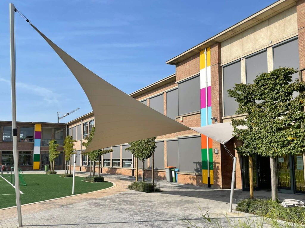 Maasmechelen -schaduwdoek-schoolplein-uv-bescherming-schaduw-kinderen-manta-roofs-SPEELPLAATS-MOZAIEK-04 - Manta Roofs