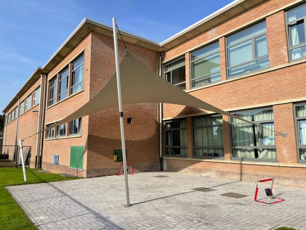 Maasmechelen -schaduwdoek-schoolplein-uv-bescherming-schaduw-kinderen-manta-roofs-SPEELPLAATS-MOZAIEK-05 - Manta Roofs