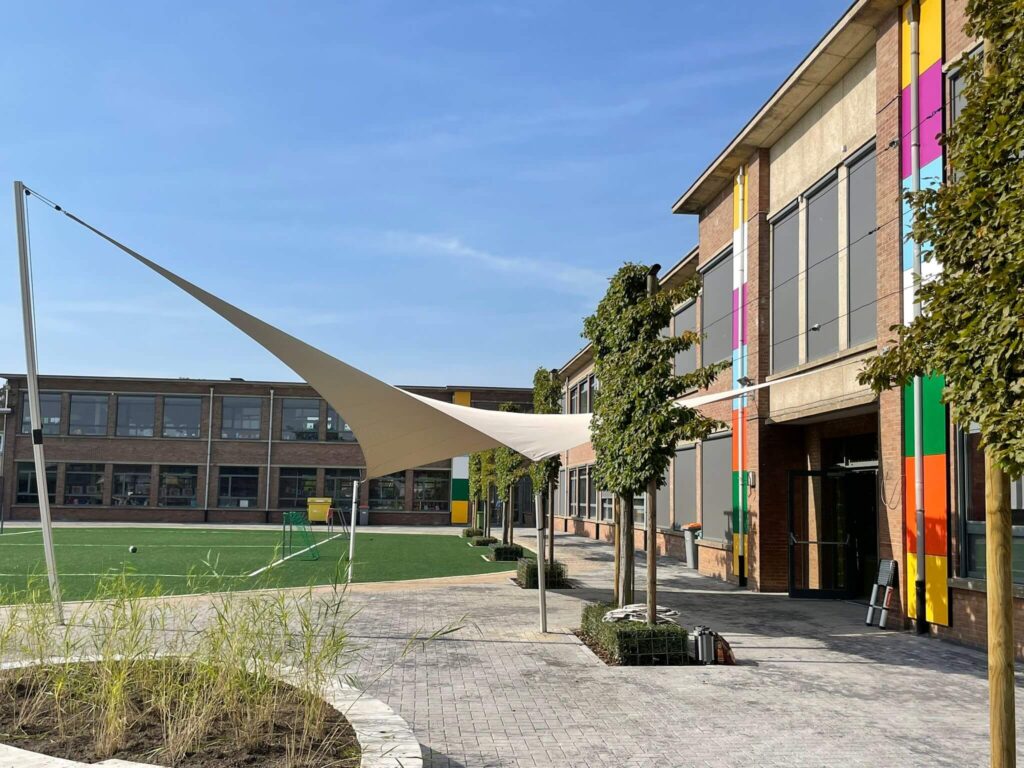 Maasmechelen -schaduwdoek-schoolplein-uv-bescherming-schaduw-kinderen-manta-roofs-SPEELPLAATS-MOZAIEK-06 - Manta Roofs