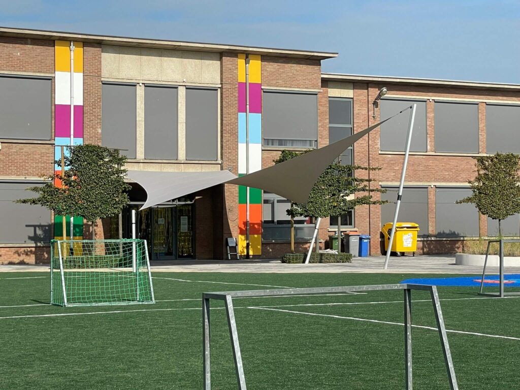 Maasmechelen -schaduwdoek-schoolplein-uv-bescherming-schaduw-kinderen-manta-roofs-SPEELPLAATS-MOZAIEK-09 - Manta Roofs