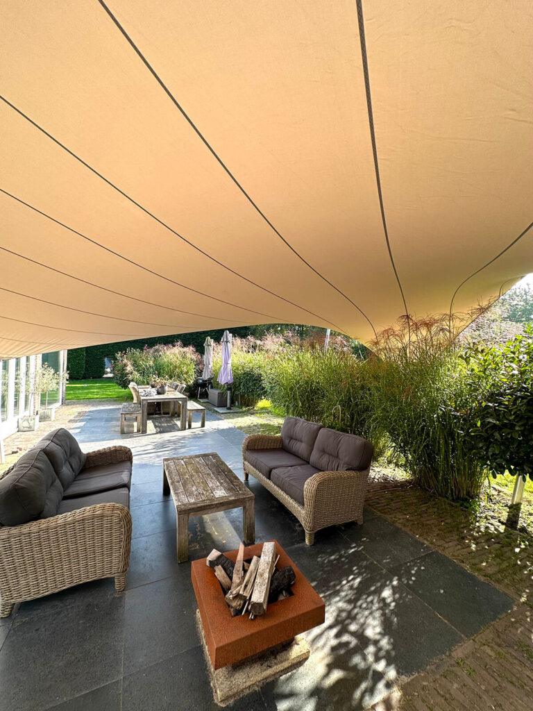 Utrecht-spanzeil-op-maat-stormvast-aan-huis-maatwerk-waterdicht-lichtdoorlatend-luxe-04 - Manta Roofs