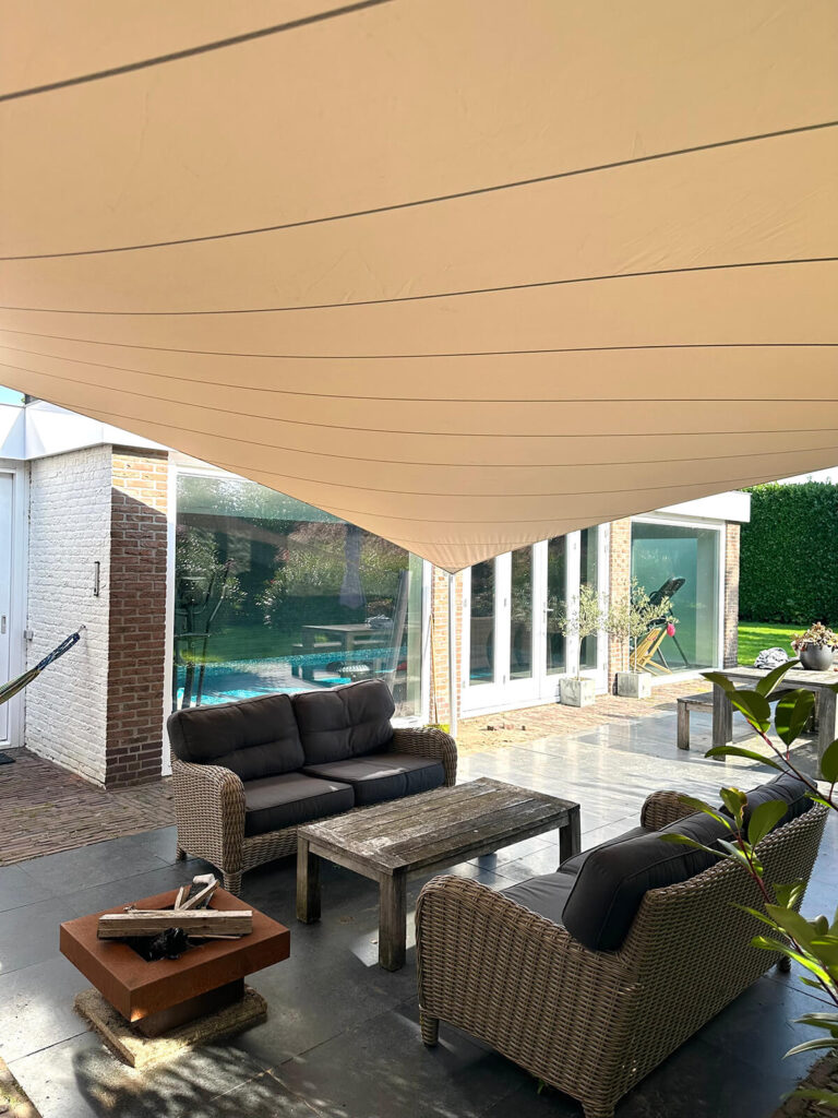 Utrecht-spanzeil-op-maat-stormvast-aan-huis-maatwerk-waterdicht-lichtdoorlatend-luxe-11 - Manta Roofs